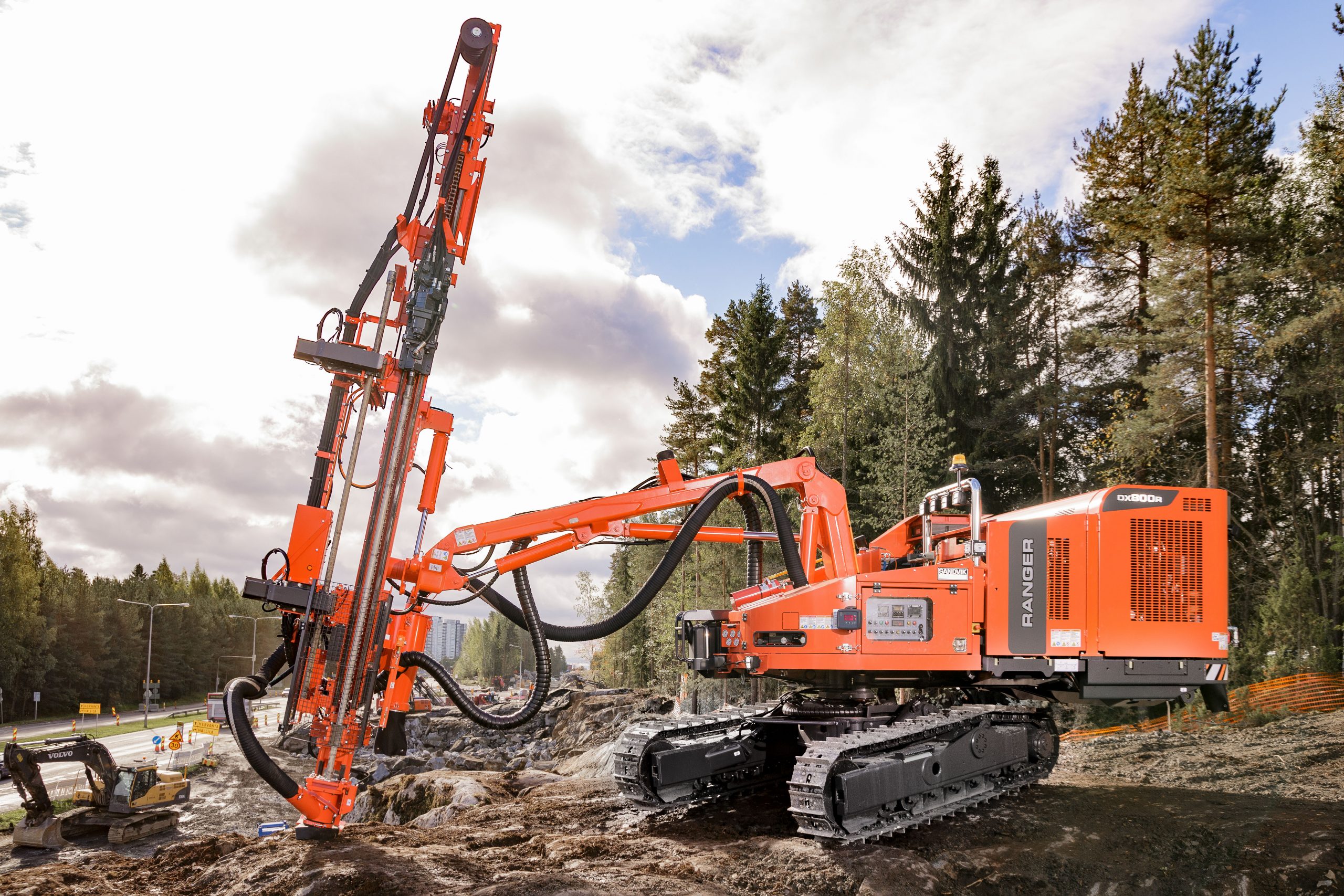 Буровая sandvik. Буровой станок Sandvik dx800 Ranger. Ranger 800 буровой станок. Бурстанок Sandvik DX 800. Dx800 буровая машина.